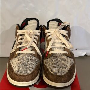 US 12 Nike Low Cut Sneakers 30cm Fj5434-120/Brown Ships Fast . excellent cond